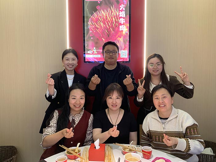 豐盛佳肴聚一堂，團建聚餐喜氣洋洋。讓我們齊聚力量，砥礪前行！